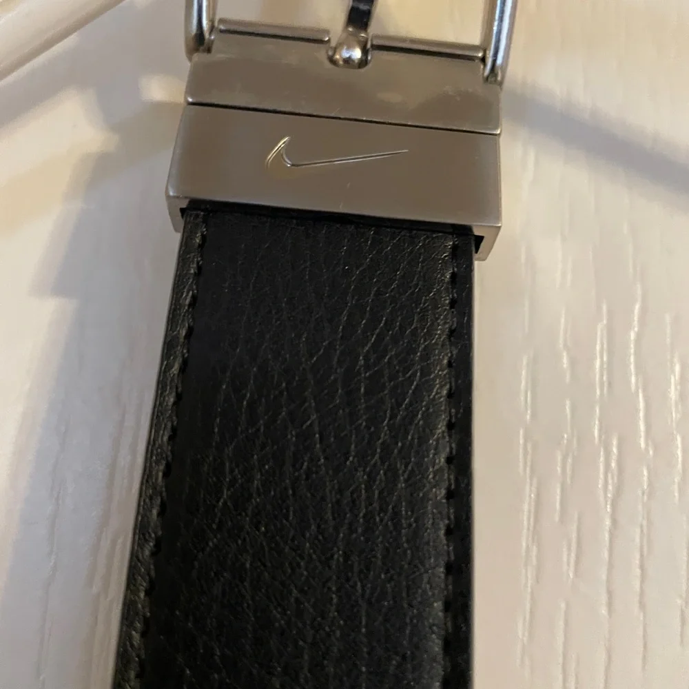 Nike Reversible Black Or Brown Leather Belt with Silver Buckle L‎ 38-40